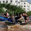 Lực lượng cứu hộ sơ tán người dân khỏi vùng ngập lụt tại bang Rio Grande do Sul (Brazil) ngày 5/5/2024. (Ảnh: THX/TTXVN)