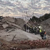 Lực lượng cứu hộ tìm kiếm người mất tích tại hiện trường vụ sập nhà ở George (Nam Phi), ngày 7/5/2024. (Ảnh: AFP/TTXVN)