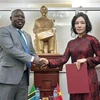 Đại sứ Việt Nam tại Tanzania Vũ Thanh Huyền chúc mừng ông Juvenal Sakubu được bổ nhiệm làm Lãnh sự danh dự Việt Nam tại Bujumbura (Cộng hòa Burundi). (Ảnh: TTXVN phát)