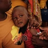Nhân viên y tế tiêm vaccine ngừa bệnh sốt rét cho trẻ em tại Gisambai (Kenya). (Ảnh: AFP/TTXVN)