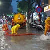 Mưa lớn kéo dài tại Hà Nội vào tối 12/5 khiến nhiều tuyến phố bị ngập sâu từ 30-50cm. (Ảnh: Hoàng Hiếu/TTXVN)