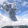 Cột tro bụi phun lên từ miệng núi lửa Ibu ở tỉnh Bắc Maluku (Indonesia), ngày 8/5/2024. (Ảnh: AFP/TTXVN)