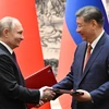 Tổng thống Nga Vladimir Putin (trái) và Chủ tịch Trung Quốc Tập Cận Bình trao đổi văn kiện tại Lễ ký Tuyên bố chung ở Bắc Kinh, ngày 16/5/2024. (Ảnh: AFP/TTXVN)