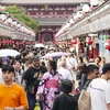 Khách du lịch tham quan phố mua sắm ở quận Asakusa ở Tokyo (Nhật Bản). (Ảnh: Kyodo/TTXVN)