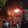 Lực lượng cứu hỏa nỗ lực dập tắt đám cháy tại bệnh viện ở phía Đông New Delhi. (Nguồn: The Indian Express)