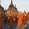 Các nhà sư cùng tăng ni Phật tử hành hương đến Đền Borobudur (Indonesia). (Ảnh: Đào Trang/TTXVN)