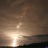Tên lửa đẩy Falcon 9 mang theo vệ tinh PACE rời bệ phóng tại Trung tâm Vũ trụ Kennedy ở Cape Canaveral, Florida (Mỹ) ngày 8/2/2024. (Ảnh: AFP/TTXVN)