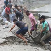 Cư dân địa phương tu sửa bờ kè bị bão Remal phá hủy ở Khulna (Bangladesh), ngày 27/5/2024. (Ảnh: THX/TTXVN)