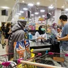 Người dân mua sắm tại siêu thị ở Jakarta (Indonesia). (Ảnh: AFP/TTXVN)