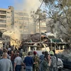 Lực lượng cứu hộ khẩn cấp làm nhiệm vụ tại hiện trường vụ oanh tạc khu vực gần Đại sứ quán Iran ở Damascus (Syria) ngày 1/4/2024. (Ảnh: AFP/TTXVN)