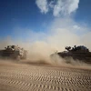 Ngày 28/5/2024, nhiều xe tăng của Israel đã tiến vào trung tâm Rafah, bất chấp sự phản đối của quốc tế sau vụ không kích khiến hàng chục người thương vong tại thành phố ở phía Nam Dải Gaza này. Trong ảnh: Xe quân sự Israel di chuyển dọc biên giới với Dải Gaza, ngày 29/5/2024. (Ảnh: THX/TTXVN)