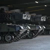 Xe tăng Leopard 2 chờ chuyển giao cho Ukraine tại thao trường ở Augustdorf (Đức) hồi năm ngoái. (Ảnh: AFP/TTXVN)