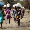 Người dân nhận thực phẩm cứu trợ tại Ngop (Nam Sudan). (Ảnh: AFP/TTXVN)