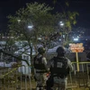 Binh sỹ gác tại hiện trường vụ sập sân khấu trong cuộc vận động tranh cử ở bang Nuevo Leon, miền Bắc Mexico tối 22/5/2024. (Ảnh: AFP/TTXVN)