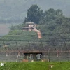 Trạm gác của quân đội Triều Tiên (phía trên) và Hàn Quốc (phía dưới) được nhìn từ khu vực biên giới liên Triều ở thành phố Paju (Hàn Quốc) ngày 27/7/2023. (Ảnh: AFP/TTXVN)