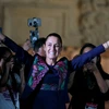 Bà Claudia Sheinbaum mừng chiến thắng sau khi kết quả kiểm phiếu sơ bộ được công bố tại Mexico City, ngày 3/6/2024. (Ảnh: AFP/TTXVN)