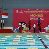 Ban Tổ chức trao huy chương Vàng cho vận động viên Trịnh Trương Vinh bơi nội dung 200m bơi ngửa nam với thành tích 2 phút 6 giây 66. (Ảnh: Trần Lê Lâm/TTXVN)