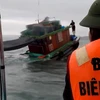 Bộ đội Biên phòng Cô Tô tiếp cận tàu gặp nạn, cứu thành công ba ngư dân. (Ảnh: TTXVN phát)