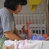 Chăm sóc trẻ sơ sinh tại Seoul (Hàn Quốc). (Ảnh: AFP/TTXVN)