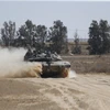 Xe quân sự Israel di chuyển dọc biên giới với Dải Gaza, ngày 28/5/2024. (Ảnh: THX/TTXVN)