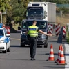 Cảnh sát Đức kiểm tra các phương tiện tại khu vực Frankfurt Oder, biên giới với Ba Lan, hồi tháng Chín năm ngoái. (Ảnh: AFP/TTXVN)