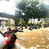 Cán bộ, chiến sỹ Bộ Chỉ huy Quân sự tỉnh Hà Giang giúp nhân dân di chuyển tài sản bị ngập sâu trong nước đến nơi an toàn. (Ảnh: Quốc Hoàn/TTXVN phát)