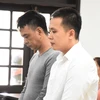Bị cáo Nguyễn Trung Trạng (áo trắng) cùng bị cáo Xe Thừa tại phiên tòa. (Ảnh: Chanh Đa/TTXVN)
