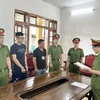 Cơ quan Cảnh sát Điều tra-Công an tỉnh Sơn La tống đạt các quyết định đối với Lò Mạnh Hùng. (Ảnh: TTXVN phát)