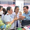 Đoàn giám sát Hội đồng Nhân dân Thành phố Hồ Chí Minh kiểm tra tại một cơ sở kinh doanh thuốc trên địa bàn quận Tân Phú. (Ảnh: Đinh Hằng/TTXVN)