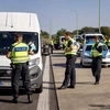 Cảnh sát Đức kiểm tra các phương tiện ở gần khu vực Frankfurt Oder, dọc biên giới với Ba Lan. (Ảnh: AFP/TTXVN)