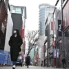 Người dân trên đường phố Seoul (Hàn Quốc). (Ảnh: AFP/TTXVN)