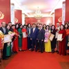 Thủ tướng Phạm Minh Chính với lãnh đạo, cán bộ, phóng viên, biên tập viên và các tác giả đạt Giải Búa liềm Vàng lần thứ 8 của Thông tấn xã Việt Nam. (Ảnh: Dương Giang/TTXVN)