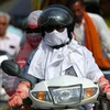 Người dân trùm kín tránh nắng nóng khi di chuyển tại Varanasi (Ấn Độ) ngày 16/4/2024. (Ảnh: AFP/TTXVN)