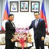 Đại sứ Việt Nam tại Campuchia Nguyễn Huy Tăng (bên trái) và Quốc vụ khanh Bộ Ngoại giao và Hợp tác quốc tế Campuchia Ung Rachana tại cuộc gặp. (Ảnh: Hoàng Minh/TTXVN)