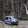 Cảnh sát Đức gác bên ngoài Nhà thờ Cologne để tăng cường an ninh trước đêm giao thừa, hồi tháng 12 năm ngoái. (Ảnh: AFP/TTXVN)
