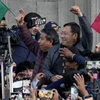 Tổng thống Bolivia Luis Arce giơ nắm đấm siết chặt giữa những người ủng hộ và giới truyền thông, bên ngoài dinh thự của chính phủ ở La Paz (Bolivia), ngày 26/6/2024. (Nguồn: AP)