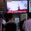 Người dân theo dõi vụ phóng tên lửa của Triều Tiên qua truyền hình tại Seoul (Hàn Quốc), ngày 26/6/2024. (Ảnh: Yonhap/TTXVN)