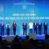 Thủ tướng Phạm Minh Chính và các đại biểu thực hiện nghi thức vận hành các nền tảng, ứng dụng của Đề án 06. (Ảnh: Dương Giang/TTXVN)