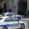 Cảnh sát được triển khai tại hiện trường vụ tấn công bên ngoài Đại sứ quán Israel ở Thủ đô Belgrade (Serbia), ngày 29/6/2024. (Ảnh: AP/TTXVN)