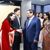 Thủ tướng Phạm Minh Chính và Phu nhân gặp gỡ cán bộ, nhân viên Đại sứ quán và cộng đồng người Việt Nam tại Hàn Quốc. (Ảnh: Dương Giang/TTXVN)