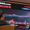 Nhà đầu tư theo dõi biểu đồ giá bitcoin tại Seoul (Hàn Quốc), ngày 29/2/2024. (Ảnh: Yonhap/TTXVN)