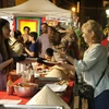 Thực khách quốc tế thưởng thức các món ăn Việt Nam tại lễ hội Bagnara. (Ảnh: Dương Hoa/TTXVN)