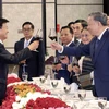 Chủ tịch nước Tô Lâm và Tổng Bí thư, Chủ tịch nước Lào Thongloun Sisoulith nâng cốc chúc mừng mối quan hệ ngày càng bền chặt giữa hai nước anh em. (Ảnh: Nhan Sáng/TTXVN)