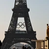 Biểu tượng Olympic được dựng trên tháp Eiffel ở Thủ đô Paris (Pháp), ngày 7/6/2024. (Ảnh: THX/TTXVN)