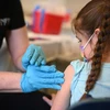 Tiêm vaccine ngừa COVID-19 tại Los Angeles (Mỹ). (Ảnh: AFP/TTXVN)