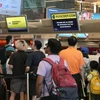 Hành khách chờ đợi làm thủ tục bay tại sân bay Changi ở Singapore trong bối cảnh hàng trăm chuyến bay bị hoãn hoặc hủy do sự cố công nghệ thông tin toàn cầu của Microsoft, ngày 19/7/2024. (Ảnh: THX/TTXVN)