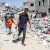 Người dân đi lấy nước sinh hoạt tại Gaza ngày 17/7/2024. (Ảnh: THX/TTXVN)