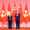 Tổng Bí thư-Chủ tịch Trung Quốc Tập Cận Bình trao Huân chương Hữu nghị tặng Tổng Bí thư Nguyễn Phú Trọng. (Ảnh: Trí Dũng/TTXVN)