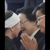 Khoảnh khắc sẻ chia nghẹn lòng giữa phu nhân hai Tổng Bí thư Việt-Lào