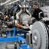 Công nhân làm việc trên dây chuyền lắp ráp ôtô tại nhà máy Mercedes-Benz ở Sindelfingen, Tây Nam Đức. (Ảnh: AFP/TTXVN)